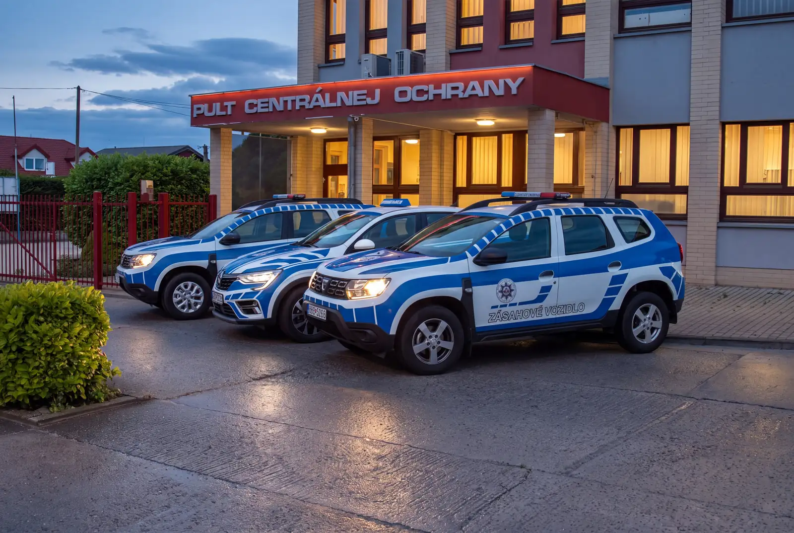 Zásahové vozidlá pred pultom centrálnej ochrany